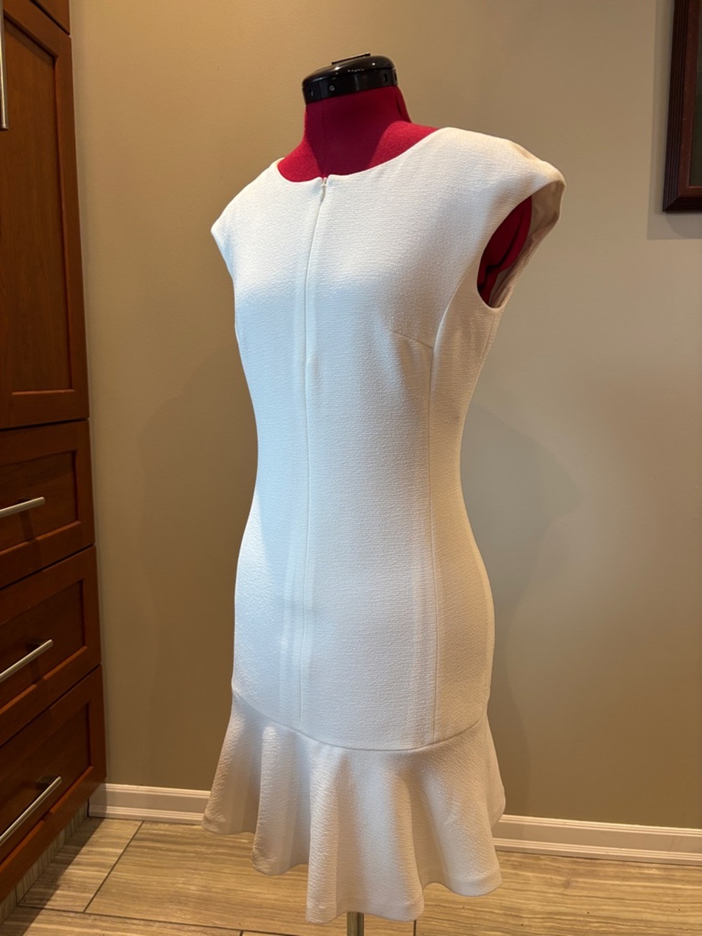 Like New 🦢 Club Monaco White Crepe Midi Sheath Dress with Ruffle Hem Sz 0